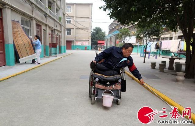 輪椅保安成小區(qū)“守護神” 當(dāng)班十年獲業(yè)主點贊