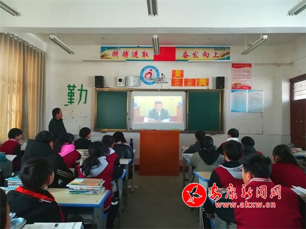 學生利用電子白板觀看 (2).jpg