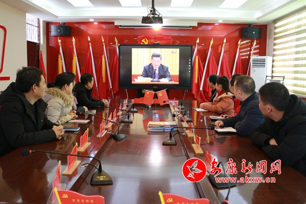 12月18日,慶祝改革開放40周年大會在北京隆重舉行。漢陰縣城關一小黨員教師積極觀看大會直播,認真聆聽習近平主席講話內容