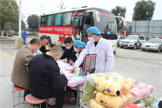 人民警察一心為民，捋袖捐血鐵血柔情——安康市公安局積極開展冬季獻(xiàn)血活動