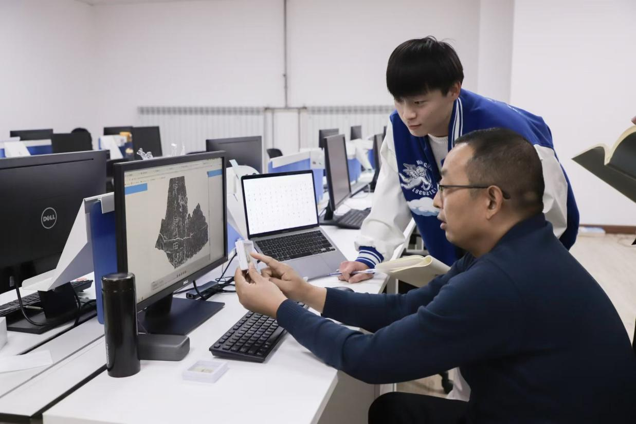 安陽師范學(xué)院甲骨文信息處理教育部重點(diǎn)實(shí)驗(yàn)室，劉永革正在給學(xué)生講甲骨文。受訪者供圖