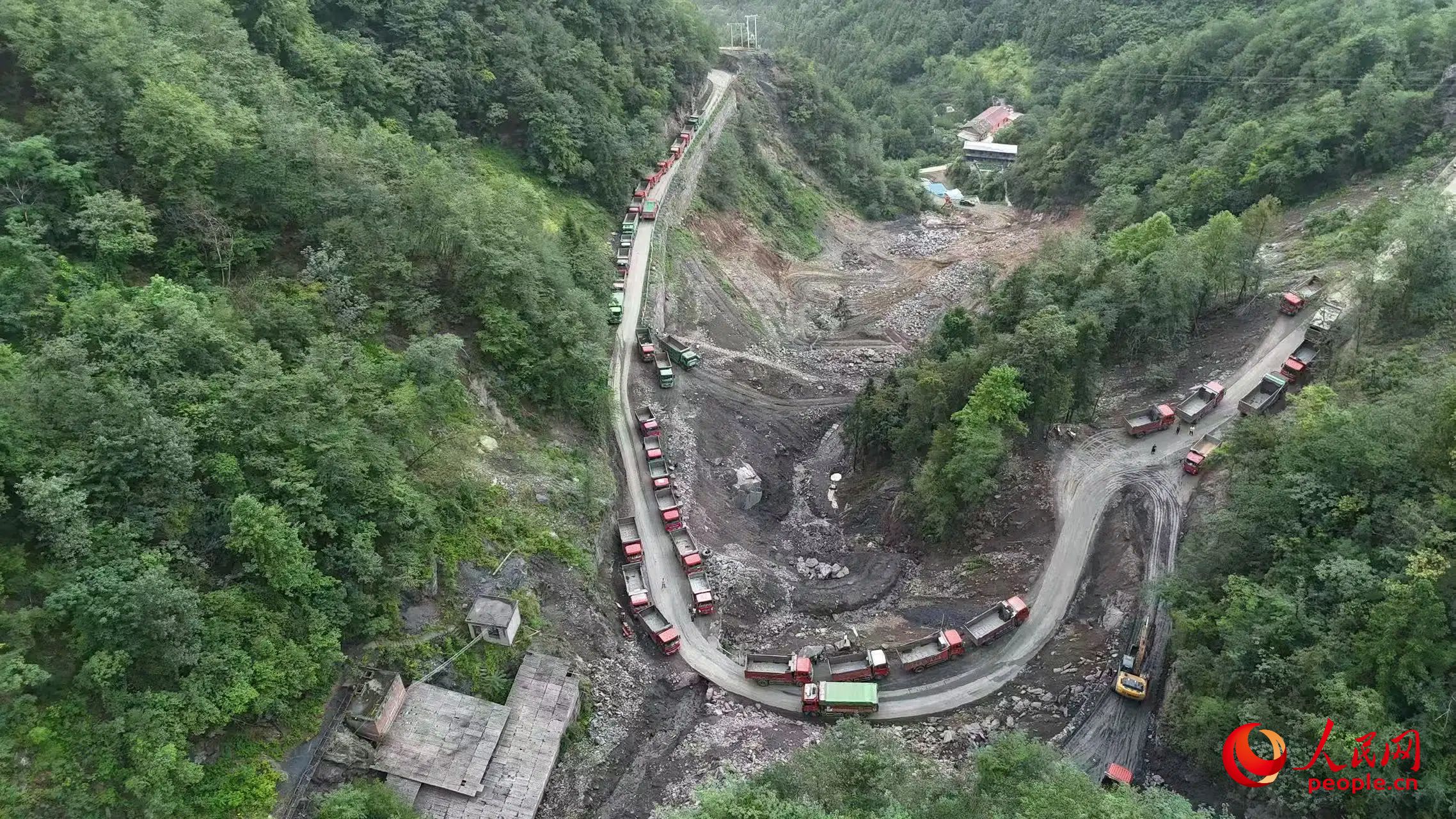 清運(yùn)礦渣的卡車停在工區(qū)。受訪者供圖