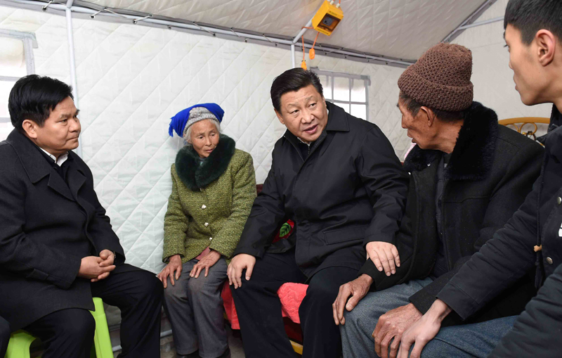 2015年1月19日，習(xí)近平總書記來到云南魯?shù)榭h小寨鎮(zhèn)甘家寨紅旗社區(qū)過渡安置點(diǎn)，看望受災(zāi)群眾甘正芬和她的老伴兒鄒體富。