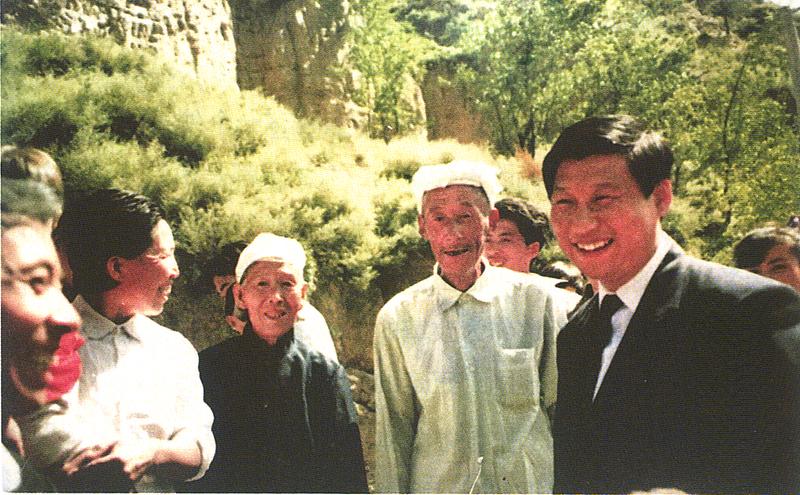 1993年9月27日，習(xí)近平回到梁家河看望鄉(xiāng)親們。