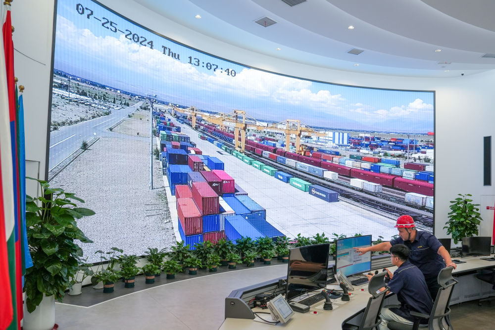 △ 在中哈（連云港）物流合作基地，工作人員通過(guò)“中哈物流場(chǎng)站”信息化跟蹤系統(tǒng)查看集裝箱運(yùn)輸情況（2024年7月25日攝）。