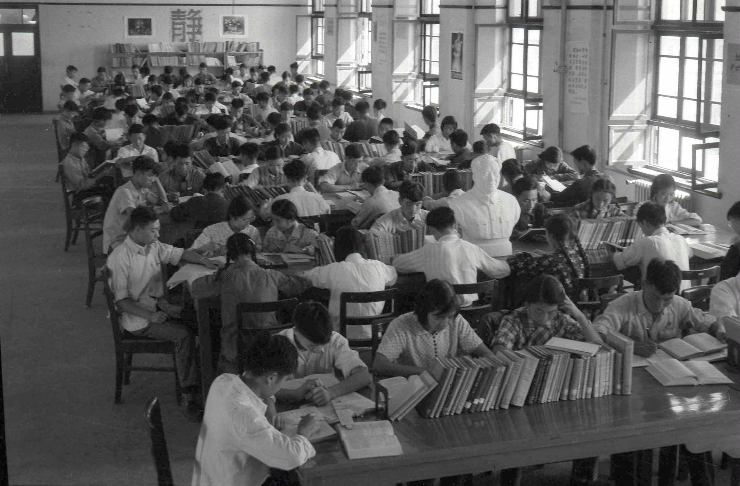 1959年，學(xué)生們?cè)谖鬟w后的交大校園圖書(shū)館閱覽室內(nèi)學(xué)習(xí)（資料照片）。